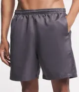 Bermuda deportiva Get Over de tejido plano, con cintura elástica ajustable mediante cordón, bolsillos laterales y recortes con detalle de red en los laterales.