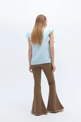 Chaleco celeste de lino con cuello mao, cierre frontal con botones y volados en hombros y bolsillos.