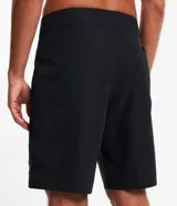 Bermuda de hombre estilo surf, color beige, con cintura fija, cordón contrastante y bolsillo trasero con tirador.