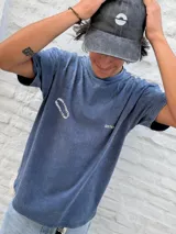 Gorro tipo gorra de béisbol color gris oscuro con efecto lavado, con un pequeño logo bordado en blanco en el frente.