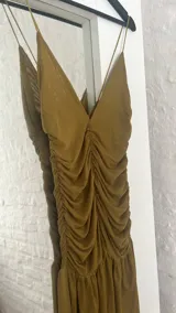 Vestido largo verde oliva de microtul, con escote en V y frunces en la parte delantera.