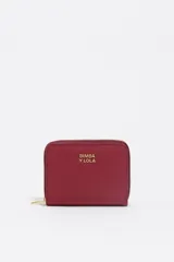 Billetera compacta de estructura blanda confeccionada en nylon, con cierre de cremallera perimetral y logo metálico de la marca en el frente. Cuenta con tarjetero interior y forro con logo grabado.