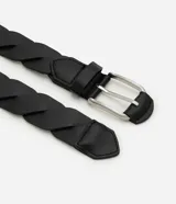 Cinturón masculino de diseño trenzado confeccionado en poliuretano, con hebilla metálica clásica. Su estructura permite un ajuste versátil y cómodo, ideal para complementar tanto atuendos casuales como formales.