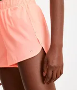 Short runner deportivo Get Over de color salmón, con cintura elástica y bajo redondeado, diseñado para running y entrenamiento.