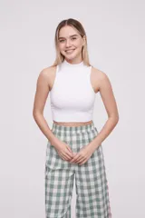 Top de punto acanalado color blanco, con cuello alto y diseño sin mangas, de corte ajustado al cuerpo.