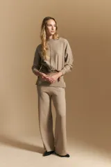 Pantalón de punto de corte ancho y fluido, con cintura elástica y diseño relajado.