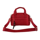 Cartera tipo bowling de Las Oreiro, color rojo, con diseño acolchado y detalle de labios en el frente. Cuenta con doble manija superior, correa larga regulable y desmontable con logo grabado, y un colgante decorativo con la frase 'o my love'.