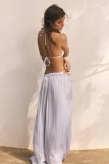 Pantalón de tiro medio, color negro, confeccionado en tejido satinado con diseño de pierna ancha y cintura elástica ajustable con cordón.
