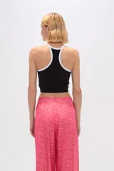 Top cropped de poliamida con diseño color block, corte al cuerpo y cuello redondo a la base con ribete en contraste.