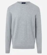 Suéter de punto color borgoña, con cuello redondo, sisas ligeramente desplazadas y bajo y puños acanalados.