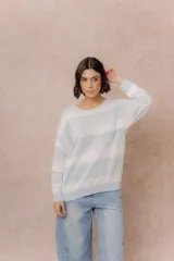 Buzo de tejido liviano con diseño de rayas horizontales en tonos amarillo manteca y blanco, cuello redondo y mangas largas con puños tejidos.