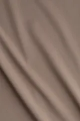 Remera deportiva corta de manga corta y cuello redondo, color marrón topo, confeccionada en tejido funcional suave con tecnología DryMove™ que absorbe el sudor.