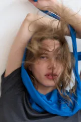 Camiseta de cuello redondo y manga corta, con corte regular fit.