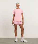 Remera deportiva de manga corta con cuello redondo, confeccionada en poliamida y elastano. Presenta un diseño liso con detalle de recorte en la espalda.