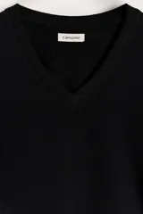 Pack de remeras negras de algodón con cuello en V, marca Carouomo.