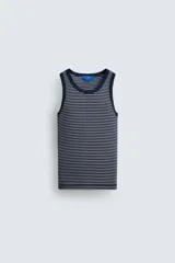 Musculosa de corte regular fit confeccionada en tejido de algodón con elasticidad, con diseño de rayas horizontales, cuello redondo y sisas con acabado en vivo doble.