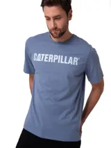 Remera de manga corta color azul con estampado del logo de la marca Caterpillar en el pecho. Presenta cuello redondo y corte clásico.