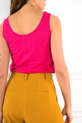 Musculosa de algodón color fucsia, con escote redondo y corte ajustado al cuerpo.
