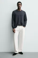 Mocasín casual de hombre, color negro, fabricado en piel con acabado serraje, corte liso con detalle de bordón, horma redonda y suela a contraste color crema.