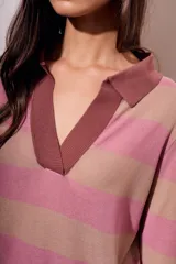 Sweater de viscosa y nylon a rayas horizontales en tonos rosa y beige, con cuello polo y mangas largas.