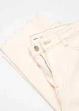 Jeans estilo flare color beige, confeccionados en tejido elástico de algodón. Presentan diseño crop, tiro alto, cinco bolsillos, trabillas para cinturón y cierre frontal con cremallera y botón. Los dobladillos tienen terminación deshilachada.