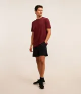 Remera deportiva masculina de manga corta con cuello redondo, confeccionada en tejido técnico con tecnología Dry para mayor transpirabilidad. Presenta detalles reflectantes en los hombros y un diseño liso en color verde melange.