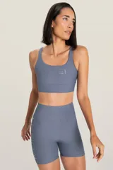 Calza corta deportiva celeste de tiro alto.