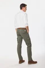 Pantalón cargo gris oscuro de gabardina con bolsillos laterales con fuelle y solapa.