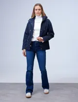 Campera azul marino liviana marca Michael Kors, con capucha escondida en el cuello, cierre oculto con botones a presión, bolsillos delanteros y avíos metálicos dorados con logo.