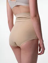 Bombacha modelante de tiro alto en microfibra, con panel frontal de compresión con cierre de ganchos y diseño que llega hasta debajo del busto. Cuenta con silicona antideslizante en el borde superior y fundillo de algodón.