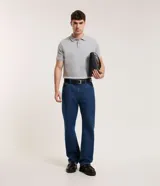 Remera polo de hombre color azul marino, con cuello tradicional, manga corta y textura acanalada vertical.