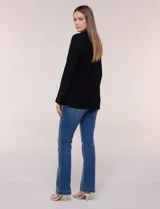 Blazer de silueta semientallada confeccionado en sastrería liviana de corte fluido, color negro, con solapa muesca clásica, cierre frontal de un solo botón, bolsillos frontales con solapa y mangas largas con puños de detalle abotonado.