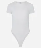 Body de cuello redondo y manga corta, confeccionado en tejido de poliamida con elastano. Presenta un diseño liso y ajustado al cuerpo con cierre en la entrepierna.