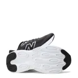 Championes de running New Balance modelo 411, color negro con suela blanca. Presentan diseño de malla transpirable, logo lateral característico y cierre con cordones.