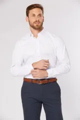 Camisa de vestir negra entallada, de manga larga y cuello clásico.