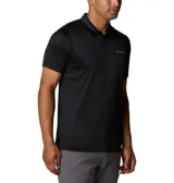 Polo Columbia Hike Polo color negro con tecnología Omni-Wick de absorción de humedad, de manga corta, cuello camisero con botones y logo de la marca estampado en el pecho.