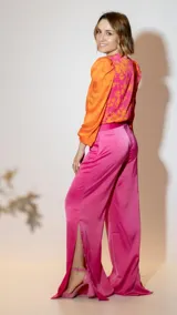 Pantalón palazzo de satén color fucsia.