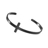 Brazalete rígido abierto de acero quirúrgico color negro con dije de cruz.