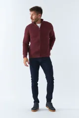 Campera tejida en punto buttone color borgoña, con cierre frontal completo, cuello alto y logo en grifa metálica. Corte regular.