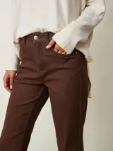 Jean de corte recto y tiro medio en color gris claro, con efecto acid wash y lavado desgastado. Cuenta con bolsillos delanteros y traseros, presillas para cinturón y cierre frontal con botón y cremallera.