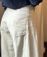 Pantalón de jean color crudo, corte Oxford, con bolsillos traseros con bordado de logo.