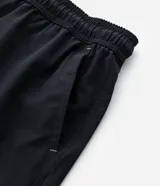 Bermuda boardshort de microfibra color azul marino, con cintura elástica, cordón ajustable y bolsillos.