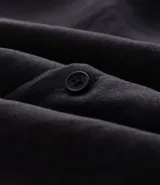 Camisa masculina blanca de lino, modelo boxy, con cuello bowling, manga corta y abotonado delantero.