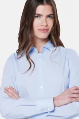 Camisa celeste a rayas verticales, entallada, de manga larga, con cuello clásico y cierre frontal con botones.