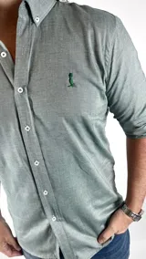 Camisa de vestir verde inglés, corte clásico, con cuello italiano, manga 3/4 y logo bordado en el pecho.