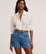 Short de jean de tiro alto con pespuntes contrastantes, cierre de botón y cremallera, trabillas en la cintura y bolsillos delanteros y traseros. Confeccionado en denim de algodón con un toque de elastano.