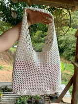 Bolso de hombro tejido al crochet color crema, con diseño calado.