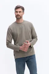 Remera de manga larga Brooksfield en color gris topo, con cuello redondo y pequeño estampado tipográfico en el centro del pecho. Presenta un corte regular y una sutil textura en el tejido.