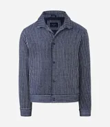Campera masculina de corte recto con textura jacquard a rayas verticales en tonos azul marino y blanco. Presenta cuello inglés, cierre frontal con botones y manga larga.