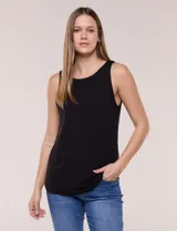 Musculosa negra básica con escote redondo y sisa amplia, confeccionada en tejido suave con doble tela interna en el frente.